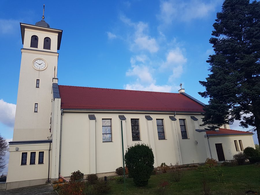 File:Kobyla, kościół (2).jpg