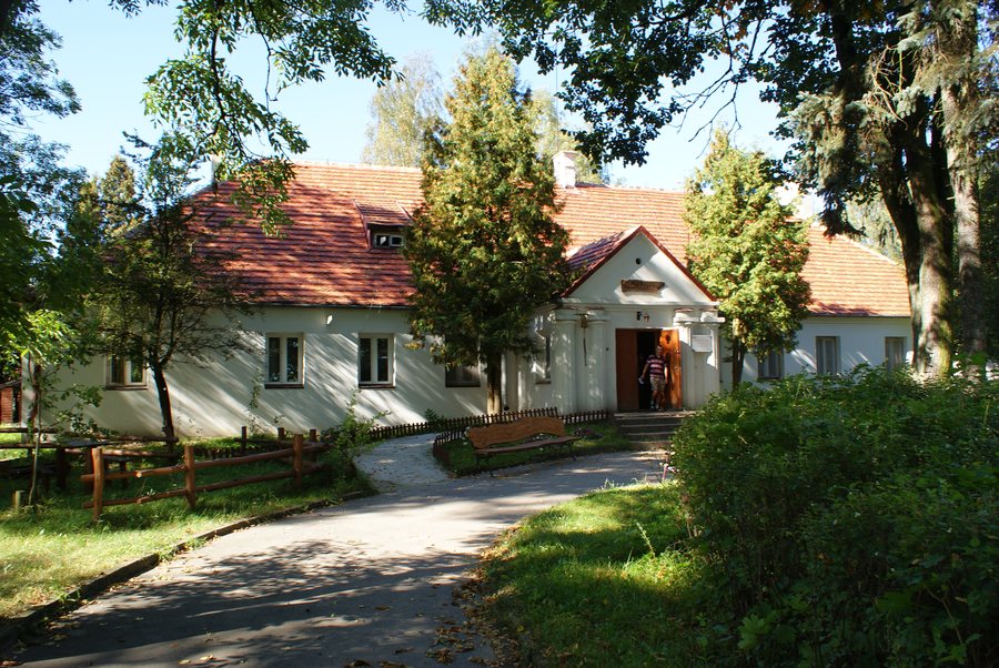 File:Gloskow dwor park.JPG