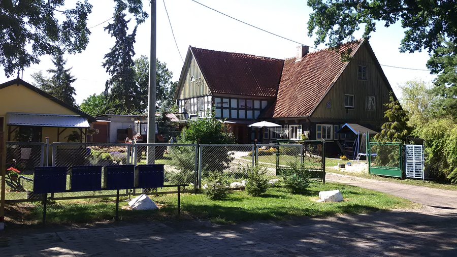 File:Myszewko - dom podcieniowy.jpg