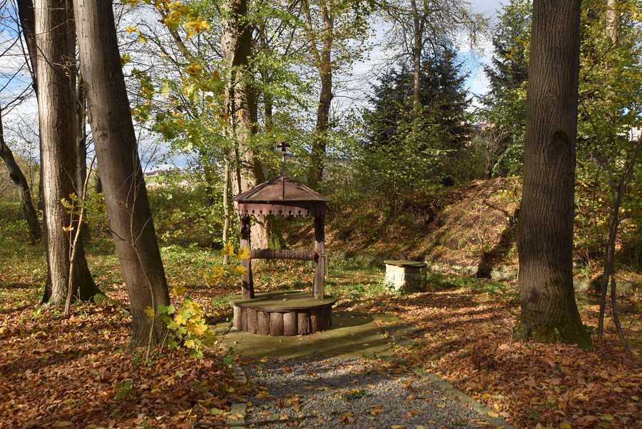 File:Ropa, dwór, park (HB12).jpg